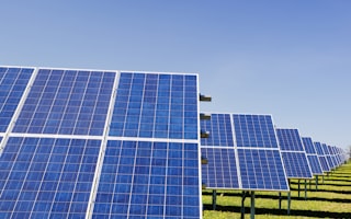 钙钛矿叠层太阳能电池效率突破33%，下一代光伏技术加速产业化