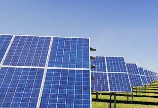 钙钛矿叠层太阳能电池效率突破33%，下一代光伏技术加速产业化
